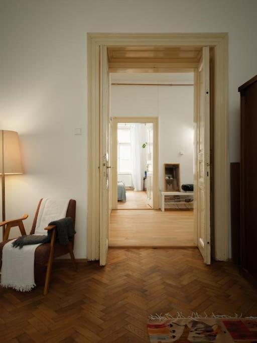 Artisan & Old-timey 2 Bedrooms Apartment Prague